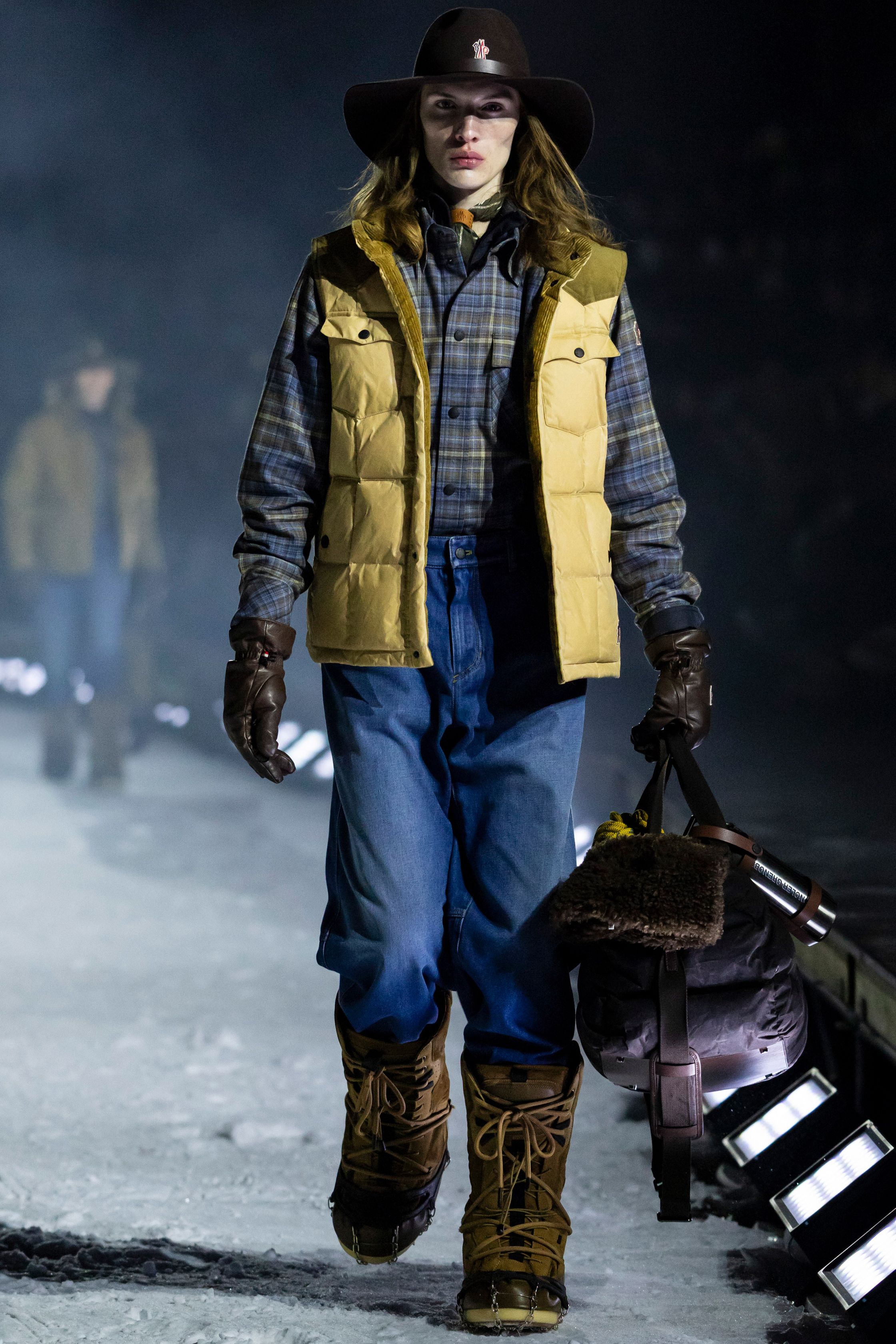 Moncler Grenoble将高山滑雪机能与都市冒险精神融合，羽绒、功能外壳与皮草细节交织出极寒环境下的时装表达，在冰雪跑道上释放硬核奢华-顽石频道趋势研究